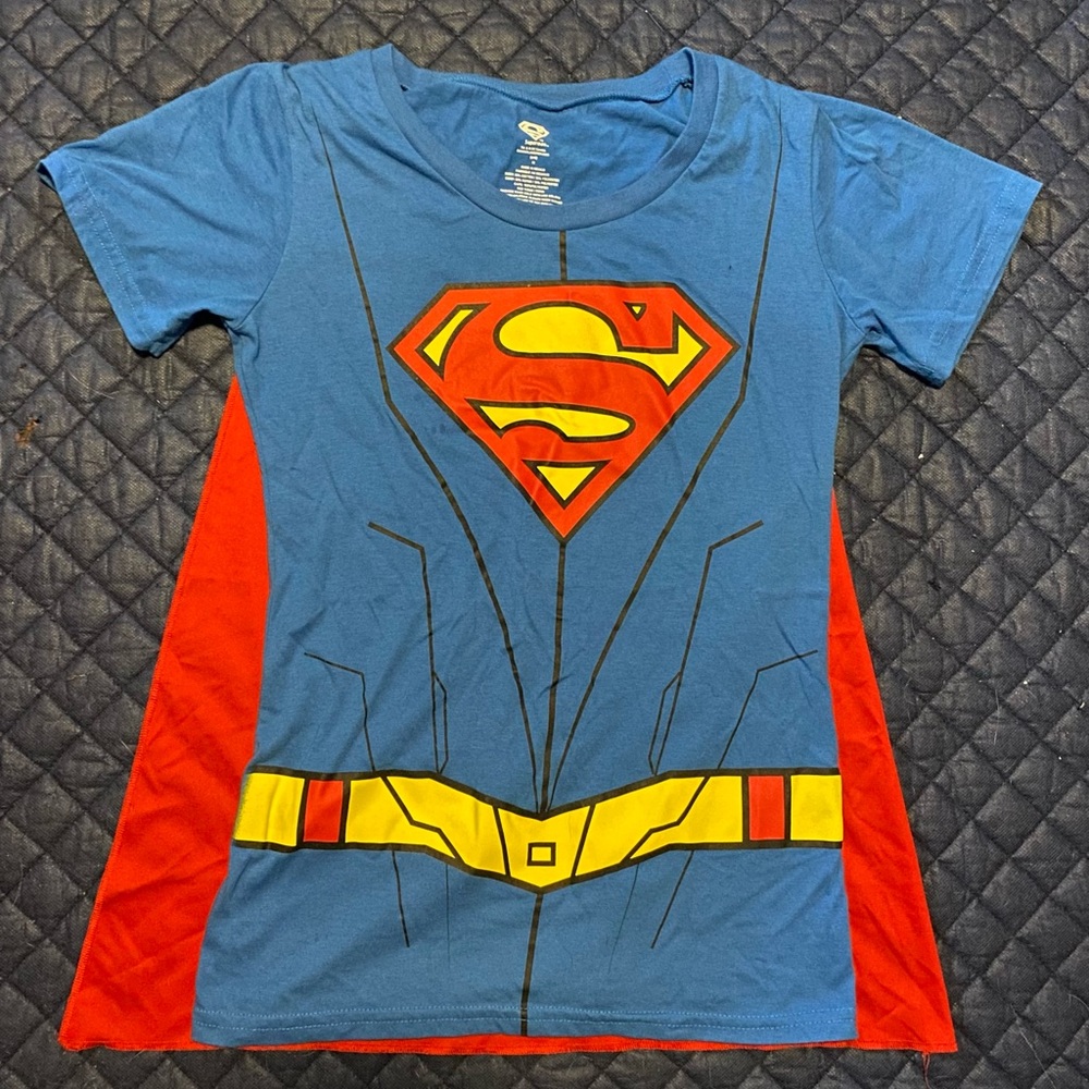 WOMENS SUPERMAN TSHIRT W CAPE